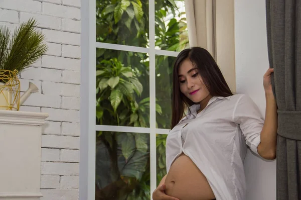 Mulheres abdominais estão fazendo atividades dentro de casa . — Fotografia de Stock