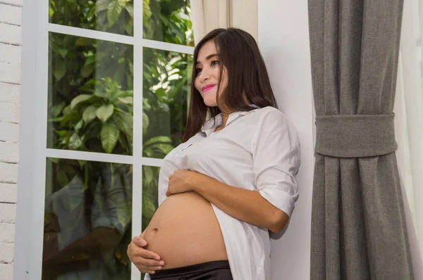 Mulheres abdominais estão fazendo atividades dentro de casa . — Fotografia de Stock