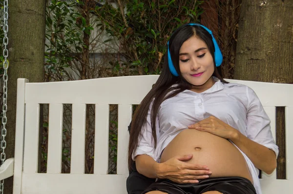 Mulheres grávidas ouvem melodia musical apreciando — Fotografia de Stock