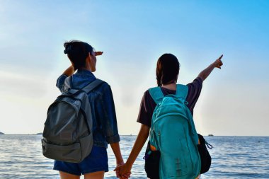 Güzel kız sahilde mutlulukla yürüyor.