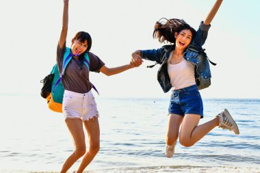 Güzel kız sahilde mutlulukla yürüyor.