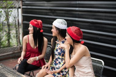 Gençlerin yeni yıl partisi kutluyoruz.