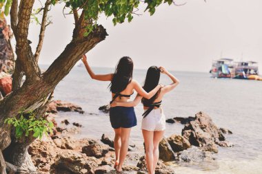 Plaj oynayan bir mayo giyen güzel kadın.