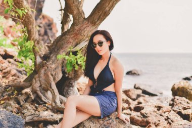 Plaj oynayan bir mayo giyen güzel kadın.