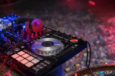 DJ denetleyicisi ve Mikser ile ritim bir müziktir.