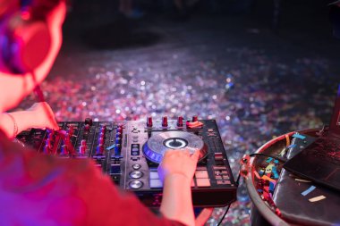 DJ denetleyicisi ve Mikser ile ritim bir müziktir.