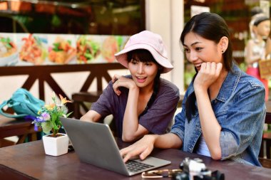 M ve internet üzerinde konaklama ararken bir turist kız