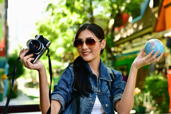 Meninas bonitas estão viajando para o exterior com diversão . — Fotografia de Stock