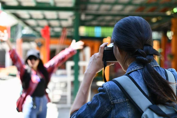 Meninas bonitas estão viajando para o exterior com diversão . — Fotografia de Stock