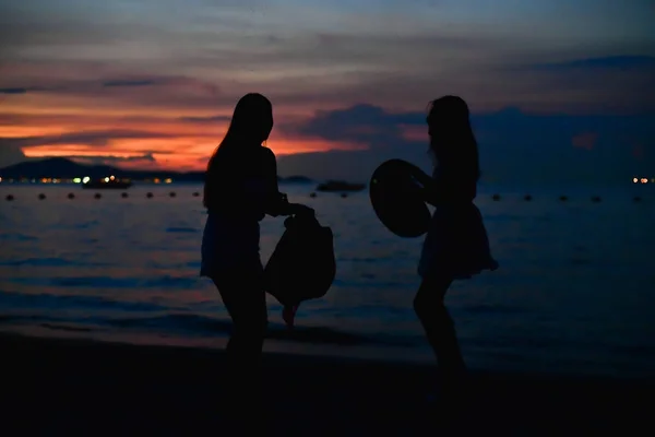 Imagem desfocada, mulher despreocupada feliz desfrutando de pôr do sol bonito em — Fotografia de Stock