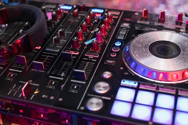 DJ denetleyicisi ve Mikser ile ritim bir müziktir.