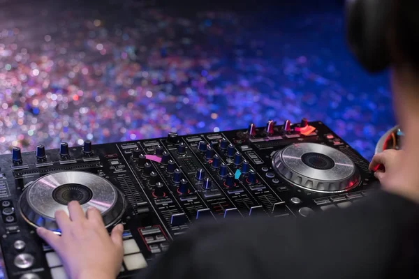 DJ es música rítmica con controlador y mezclador . —  Fotos de Stock