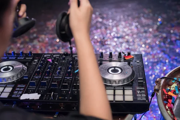 DJ es música rítmica con controlador y mezclador . —  Fotos de Stock