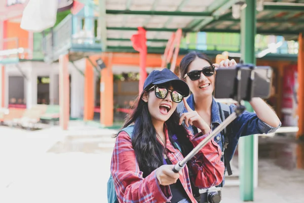 Los turistas están tomando fotos en la ciudad . — Foto de Stock