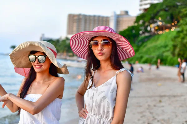 Piękna dziewczyna jest szczęśliwie chodzenie na plaży. — Zdjęcie stockowe