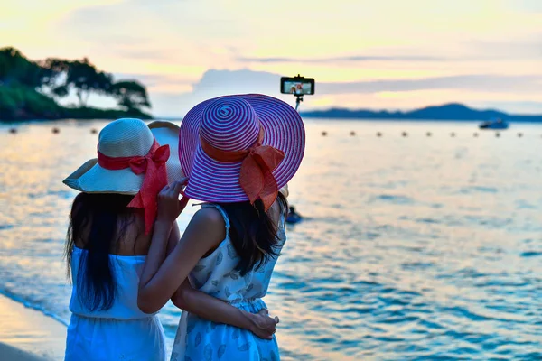 Bella ragazza sta camminando sulla spiaggia felicemente . — Foto Stock