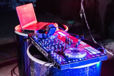 DJ denetleyicisi ve Mikser ile ritim bir müziktir.