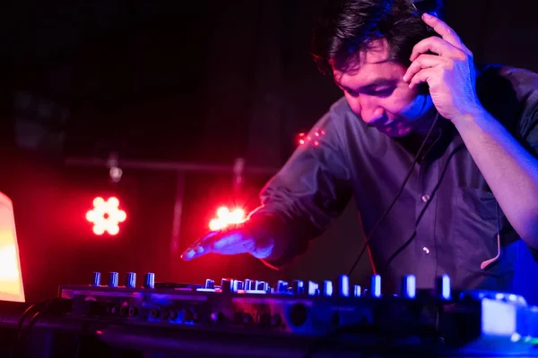 DJ es música rítmica con controlador y mezclador . — Foto de Stock