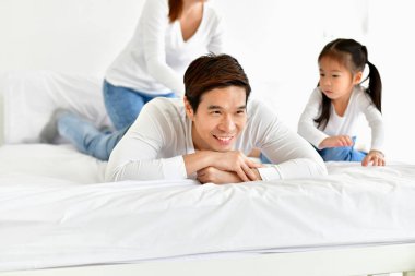 Ebeveynler ve çocuklar içinde belgili tanımlık ev duyguları ifade eden.