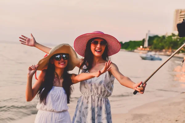 Menina bonita está andando na praia feliz . — Fotografia de Stock