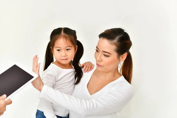 Los miembros de la familia se niegan a usar el teléfono . — Foto de Stock