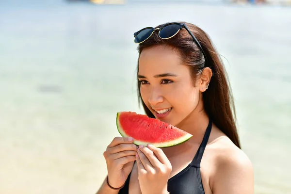 Красива дівчина в купальнику їсть пляж кавуна . — стокове фото