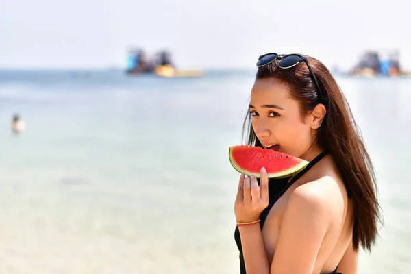 Mooi meisje het dragen van zwemkleding watermeloen strand eten. — Stockfoto