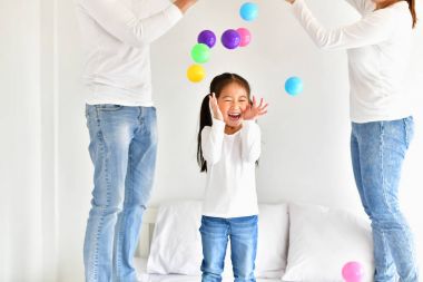 Ebeveynler ve çocuklar mutlu top oynarken.