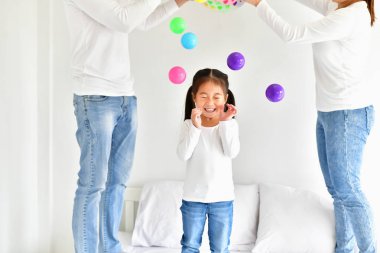 Ebeveynler ve çocuklar mutlu top oynarken.