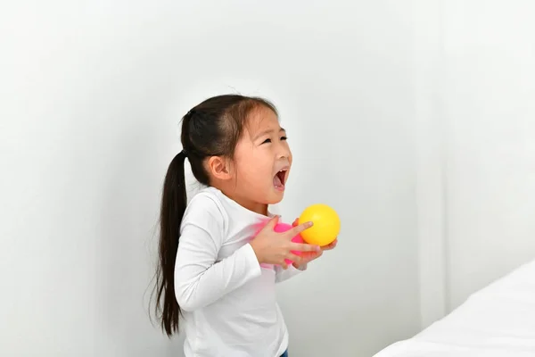 Маленькую девочку раздражает взрослый . — стоковое фото