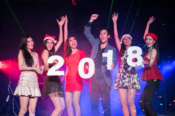 Los adolescentes están celebrando en la fiesta nocturna . — Foto de Stock