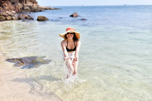 Красива жінка в купальнику грає на пляжі . — стокове фото