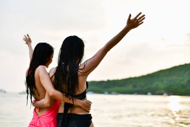 Plaj oynayan bir mayo giyen güzel kadın.