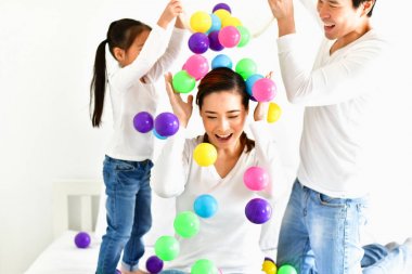 Ebeveynler ve çocuklar mutlu top oynarken.