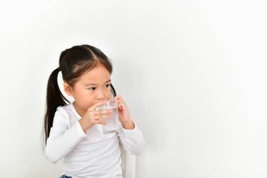 Sabahları içki su kız uyanın.