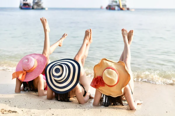 Piękne kobiety na sobie strój kąpielowy, grając w plaży. — Zdjęcie stockowe