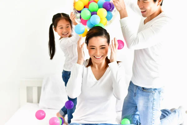 Les parents et les enfants jouent au ballon heureux . — Photo