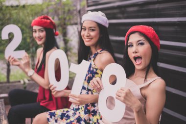 Gençlerin yeni yıl partisi kutluyoruz.