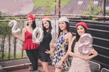 Gençlerin yeni yıl partisi kutluyoruz.