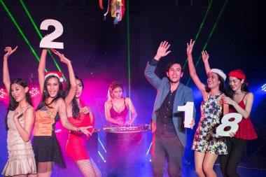 Gençler gece partide kutluyoruz.