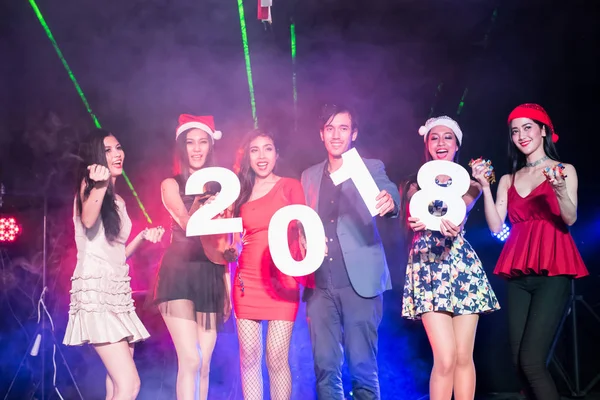 Los adolescentes están celebrando en la fiesta nocturna . — Foto de Stock