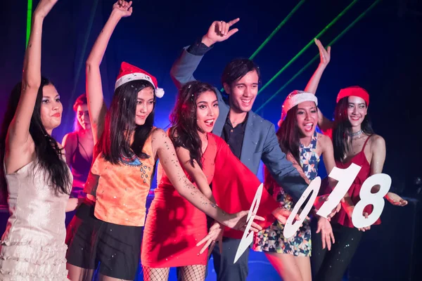 Los adolescentes están celebrando en la fiesta nocturna . — Foto de Stock