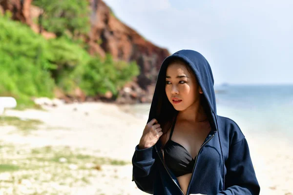 Hermosa mujer usando un traje de baño jugando en la playa . — Foto de Stock