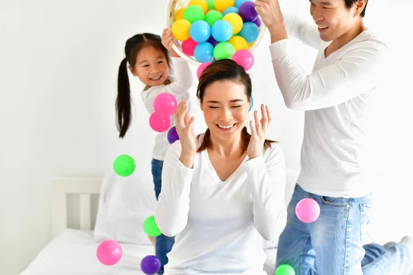 Los padres y los niños están jugando felizmente. . —  Fotos de Stock