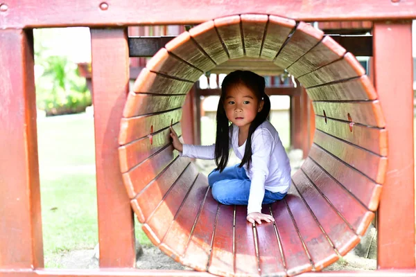 La ragazza sta giocando nel parco . — Foto Stock