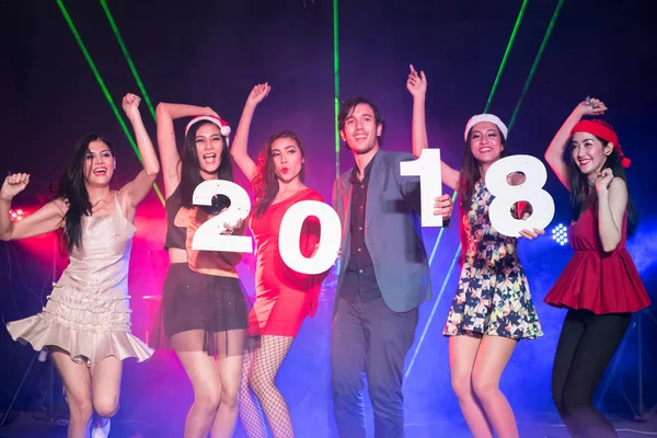 Los adolescentes están celebrando en la fiesta nocturna . — Foto de Stock