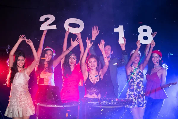 Gli adolescenti stanno festeggiando alla festa notturna . — Foto Stock