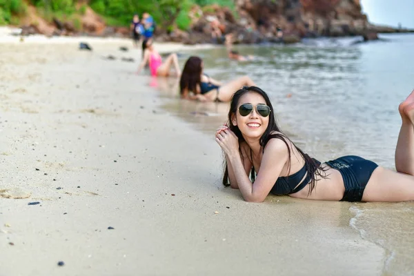 Mooie vrouw het dragen van een zwempak spelen in het strand. — Stockfoto
