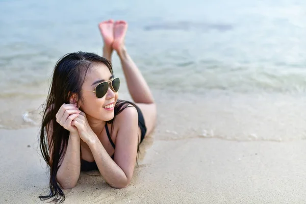 Mooie vrouw het dragen van een zwempak spelen in het strand. — Stockfoto