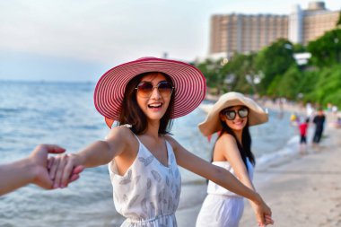 Güzel kız sahilde mutlulukla yürüyor.